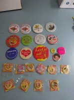Buttons groot en klein, onderwerpen verschillend, 2 cm tm 7,5 cm doorsnee Buttons groot en klein, onderwerpen verschillend, 2 cm tm 7,5 cm doorsnee