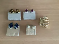 Vier paar clip oorbellen diverse kleuren en soorten oud Vier paar clip oorbellen diverse kleuren en soorten oud
