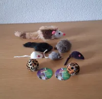 Verschillende leuke acht nieuwe kattenspeeltjes.