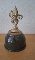 Antieke geelkoperen Ganesha sculptuur op voet.