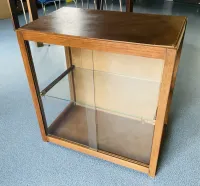 Te koop diverse vitrinekasten